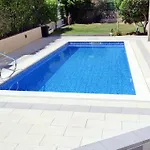 Сasa de vacaciones House Yellow
