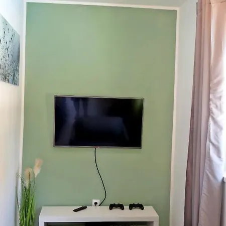 House Yellow Vikendica