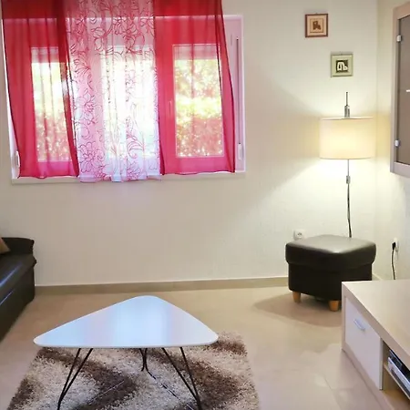 House Yellow Vikendica *