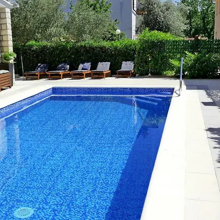 House Yellow * Silo (Krk)