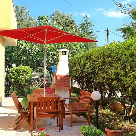 House Yellow Vikendica *