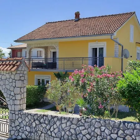 Casa de Férias House Yellow Šilo